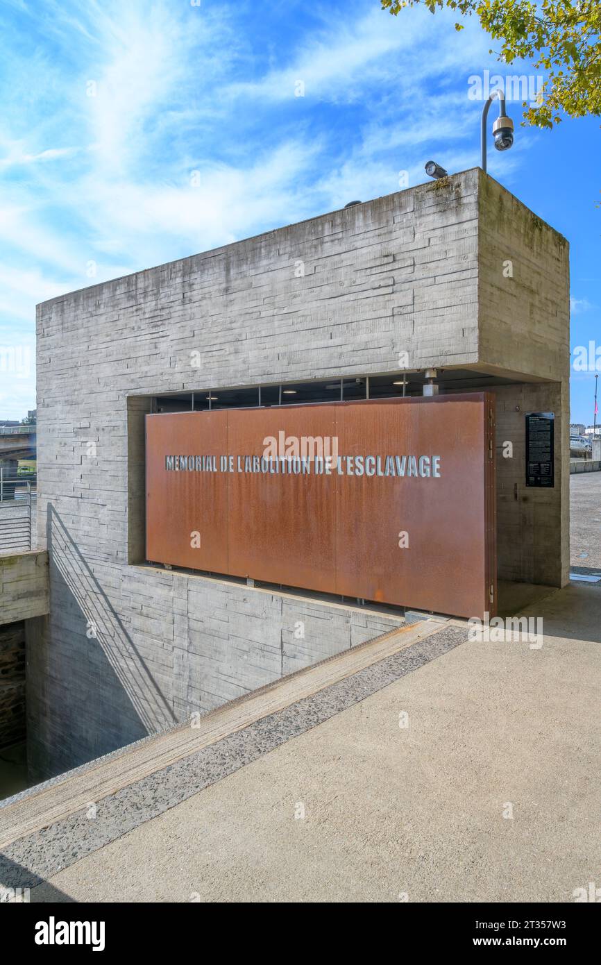 Treppe hinunter zum Denkmal für die Abschaffung der Sklaverei am Quai de la Fosse. Nantes, Frankreich. Das Absteigen zeigt ein düsteres Leben unter Deck. Stockfoto