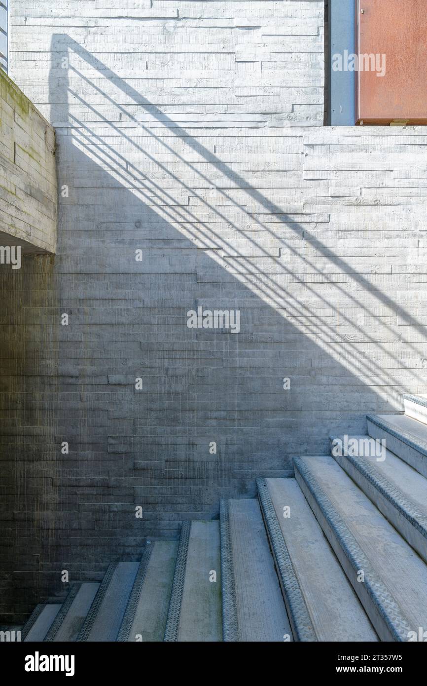 Gedenkstätte für die Abschaffung der Sklaverei am Quai de la Fosse in Nantes, Frankreich. Eine Zeitleiste führt Gräueltaten nach Ländern weltweit auf. Stockfoto