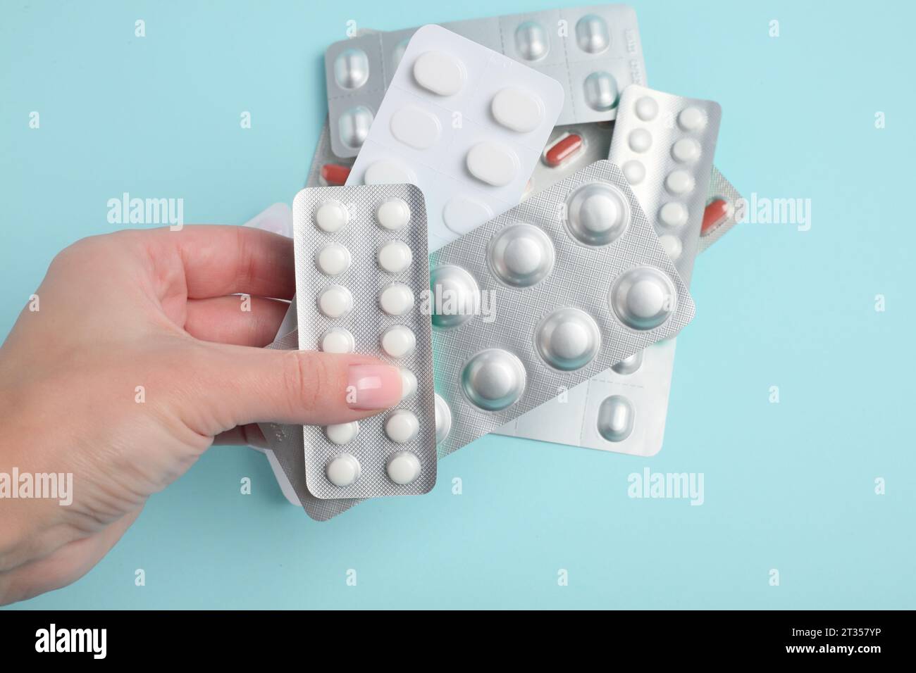 Eine weibliche Hand hält eine Packung Pillen. Pillen-Blisterpackung in der Hand. Selbstmedikationskonzept Stockfoto