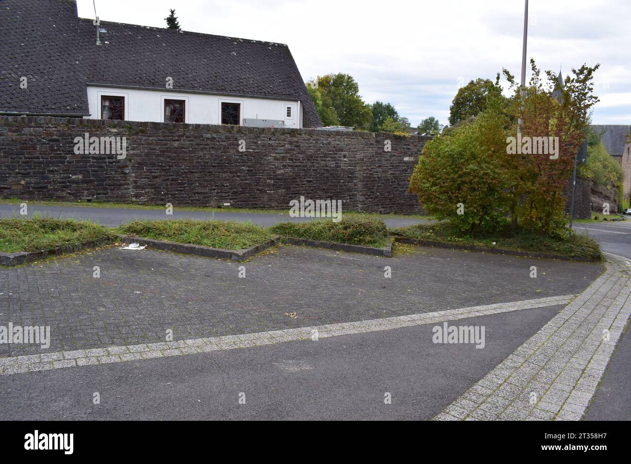 Leerer kleiner Parkplatz mit einer Kirche im Hintergrund Stockfoto