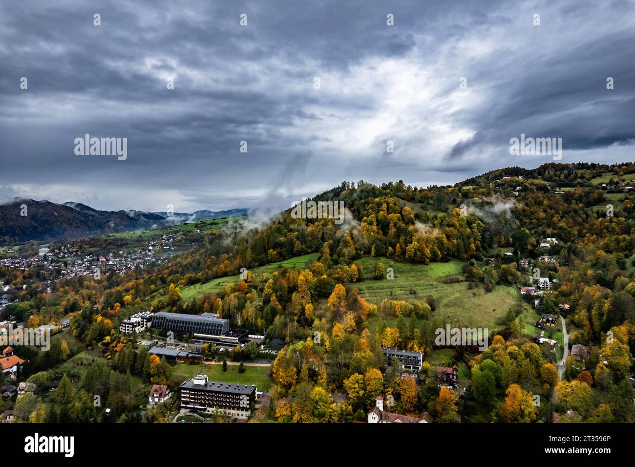 Szczawnica ist eine Kurstadt in Polen, an der Grenze der Gebirgszüge Pieniny und Beskid Sądecki. Dunajec River, der bezaubernde Grajcarek Bach, Aeri Stockfoto