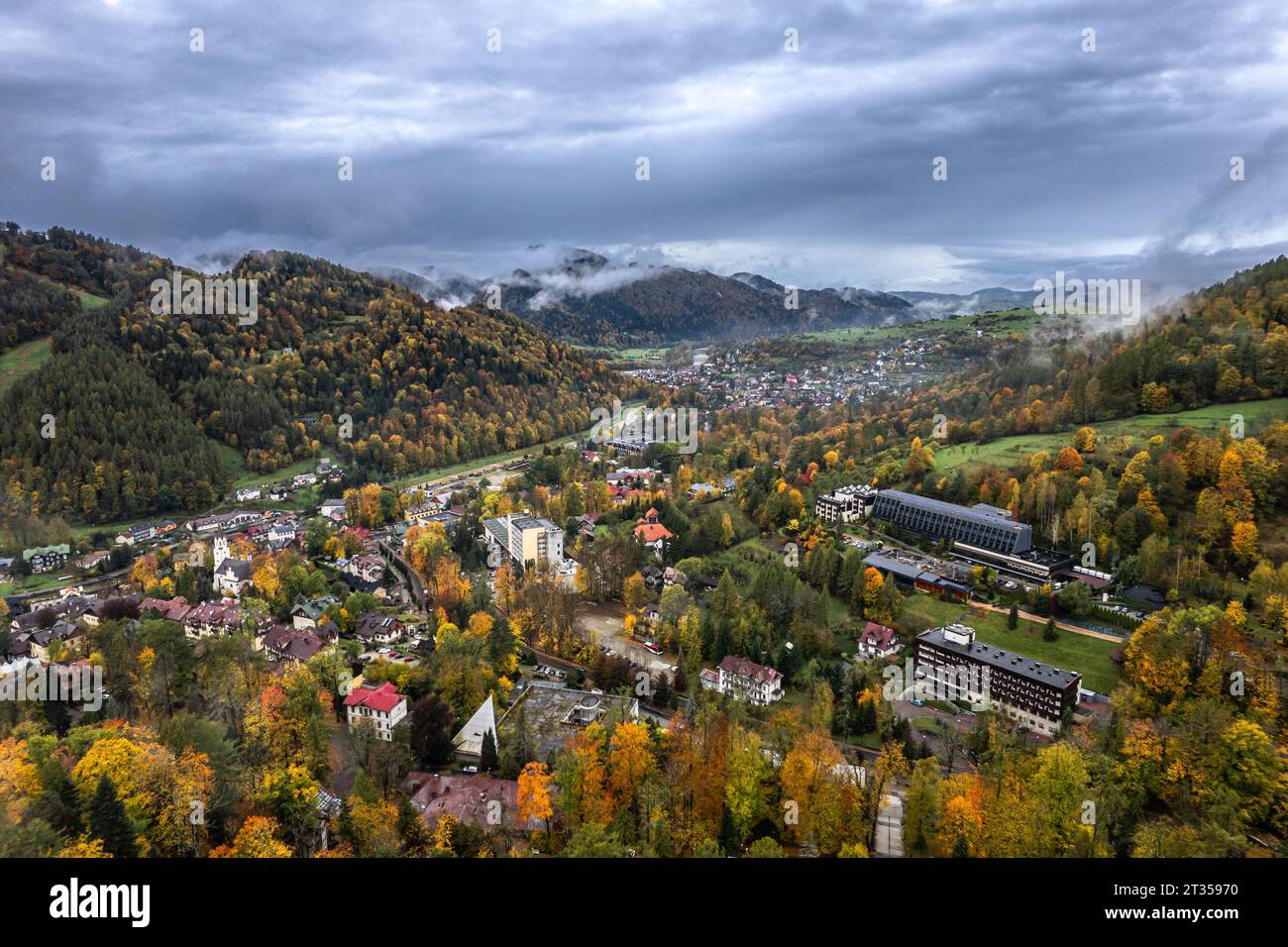 Szczawnica ist eine Kurstadt in Polen, an der Grenze der Gebirgszüge Pieniny und Beskid Sądecki. Dunajec River, der bezaubernde Grajcarek Bach, Aeri Stockfoto