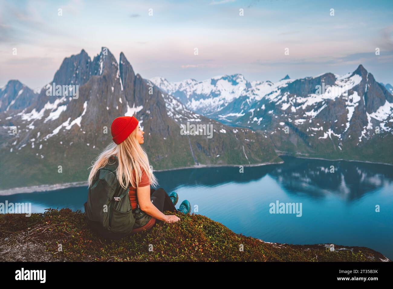 Frau Tourist Wandern in Norwegen Outdoor aktiv Mädchen Reisen mit Rucksack gesunde Lebensweise in den Bergen Abenteuer Urlaub weibliche Wanderer genießen la Stockfoto