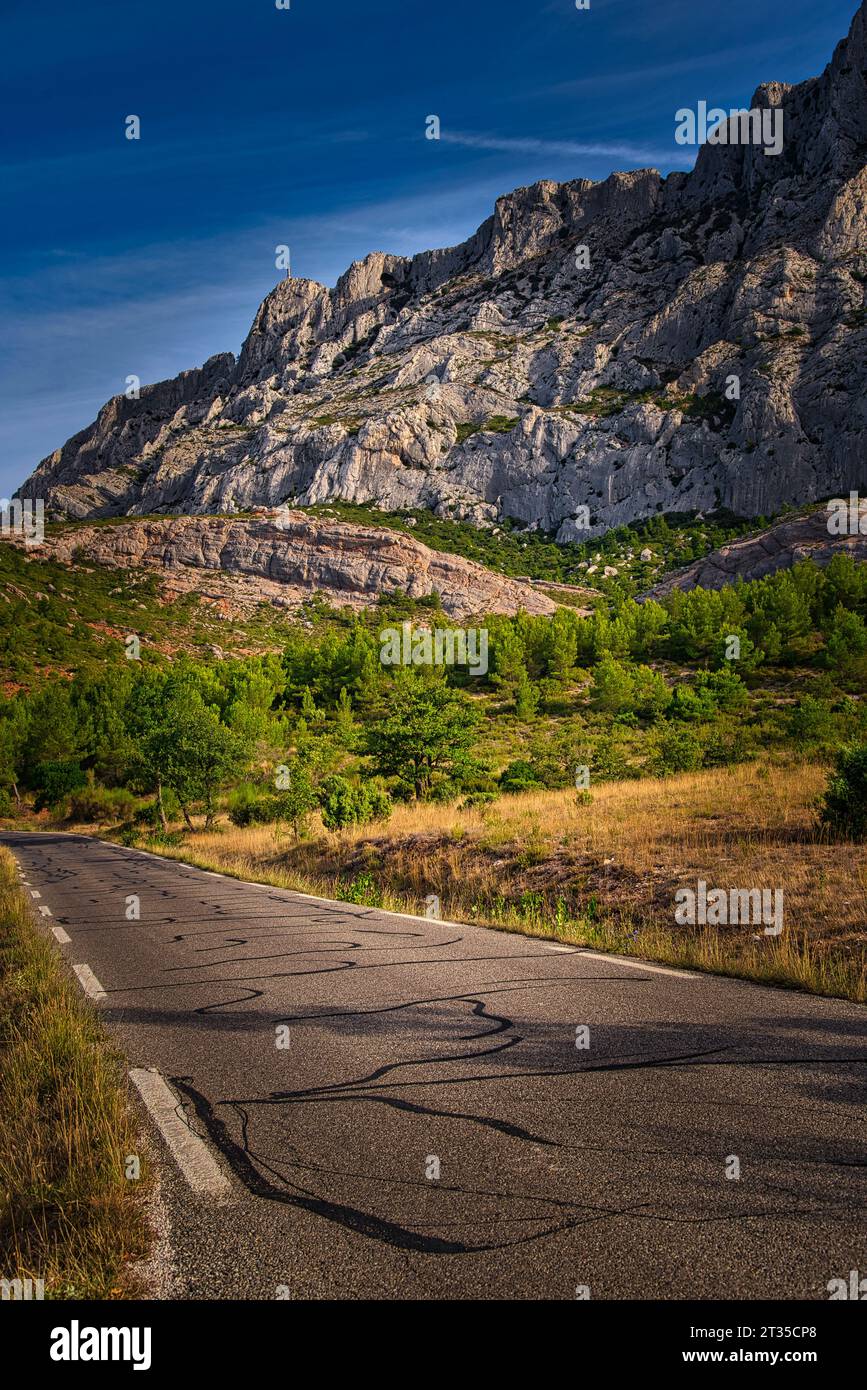 Cezannes Landschaft / Blick auf Montagne Sainte-Victoire & Landstraße von Saint-Antonin sur Bayon in der Nähe von Aix-en-Provence - Provence - Frankreich Stockfoto