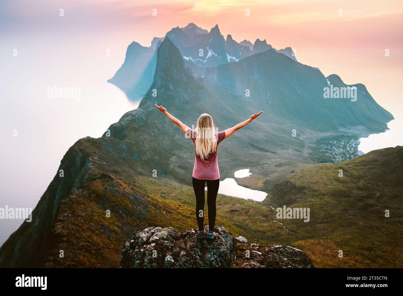 Frau Tourist reist in Norwegen Mädchen erhobene Hände Wandern allein in den Bergen Sommerferien gesunde Lebensweise aktives Mädchen Outdoor Erfolg Motivation Stockfoto