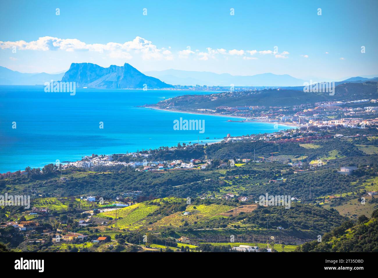 Panoramablick auf die Mittelmeerküste und Gibraltar geradeaus, Andalusien in Spanien Stockfoto