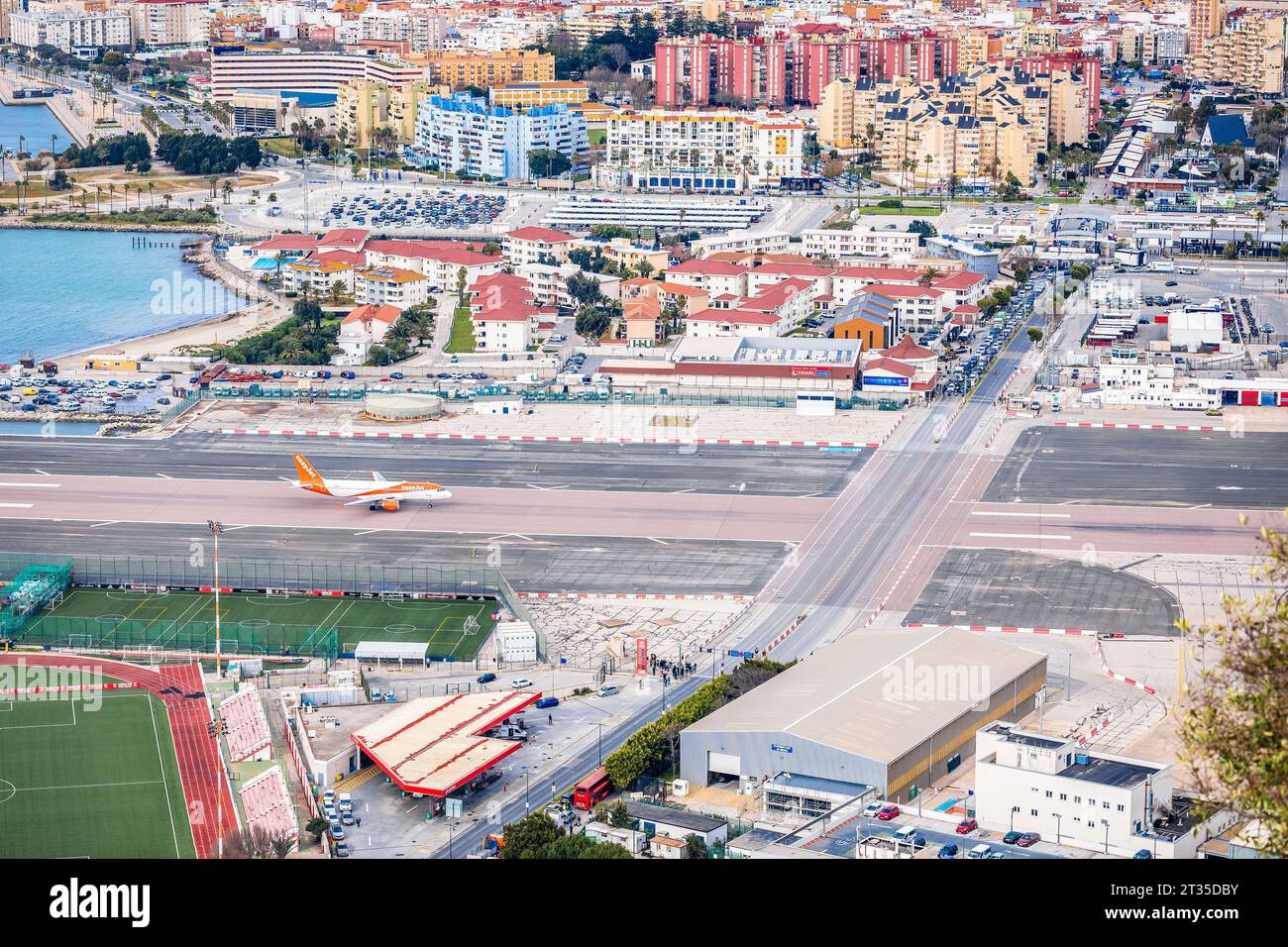 Gibraltar, Januar 26 2023: Grenzeingang über die Start- und Landebahn des Flughafens. Menschen, die darauf warten, dass das Flugzeug landet, um nach Gibraltar zu gelangen, nur über Roa Stockfoto