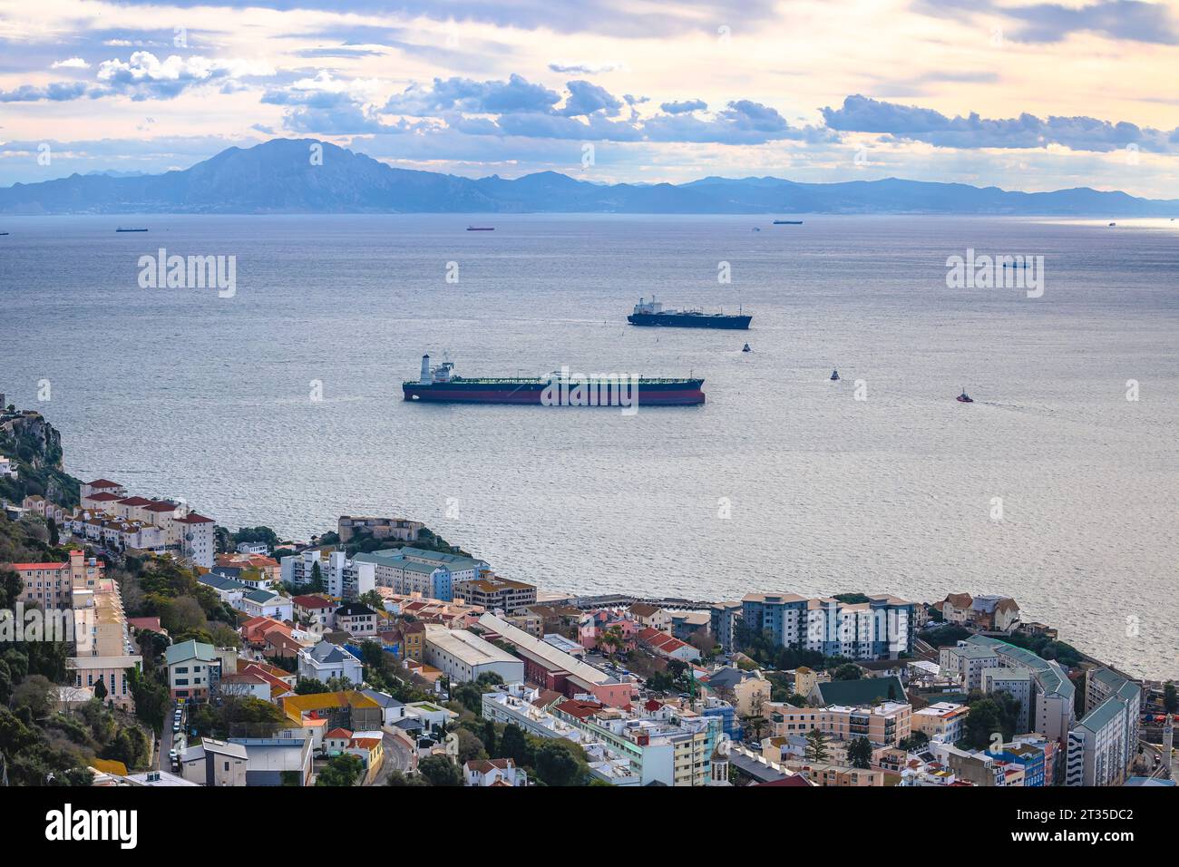 Blick auf Gibraltar vom Felsen von Gibraltar. Schiffe zwischen Afrika und Europa Stockfoto