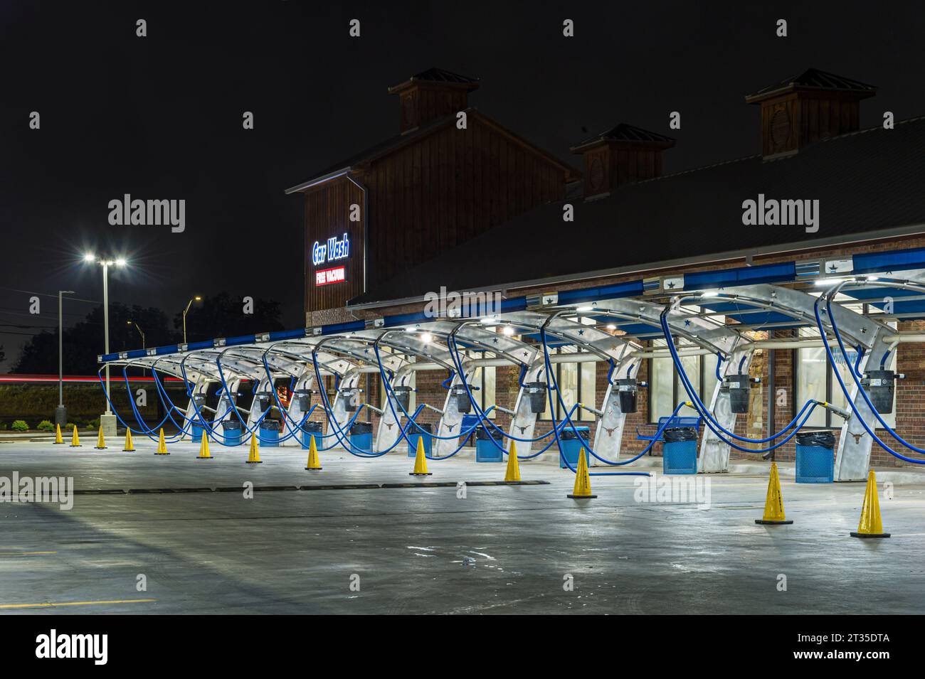 Außenansicht der Waschanlage bei Nacht, Dallas, Texas, USA Stockfoto