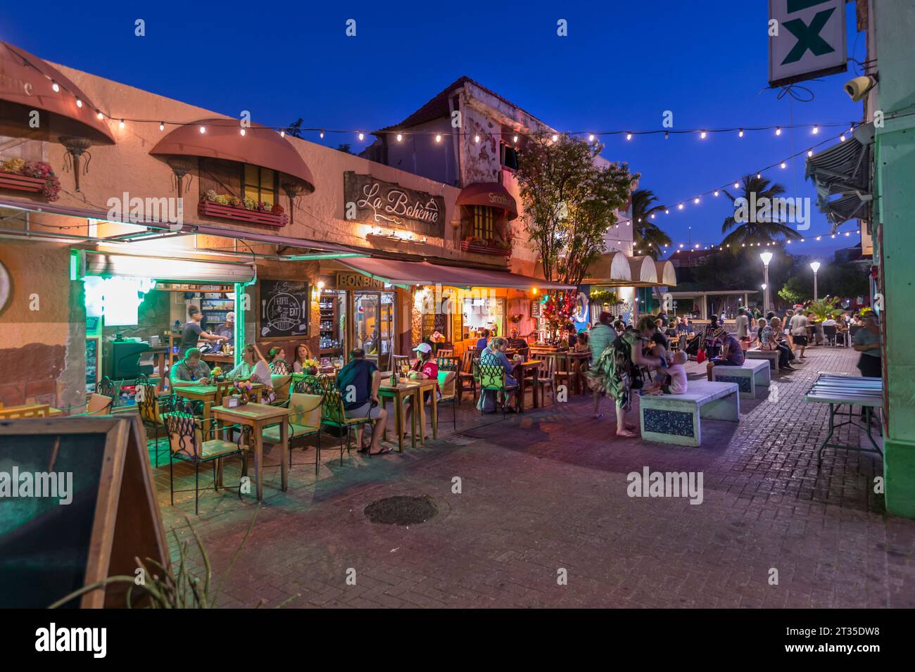 Willemstad, Curacao bei Nacht Hauptstadt der niederländischen Karibikinsel Curacao Stockfoto