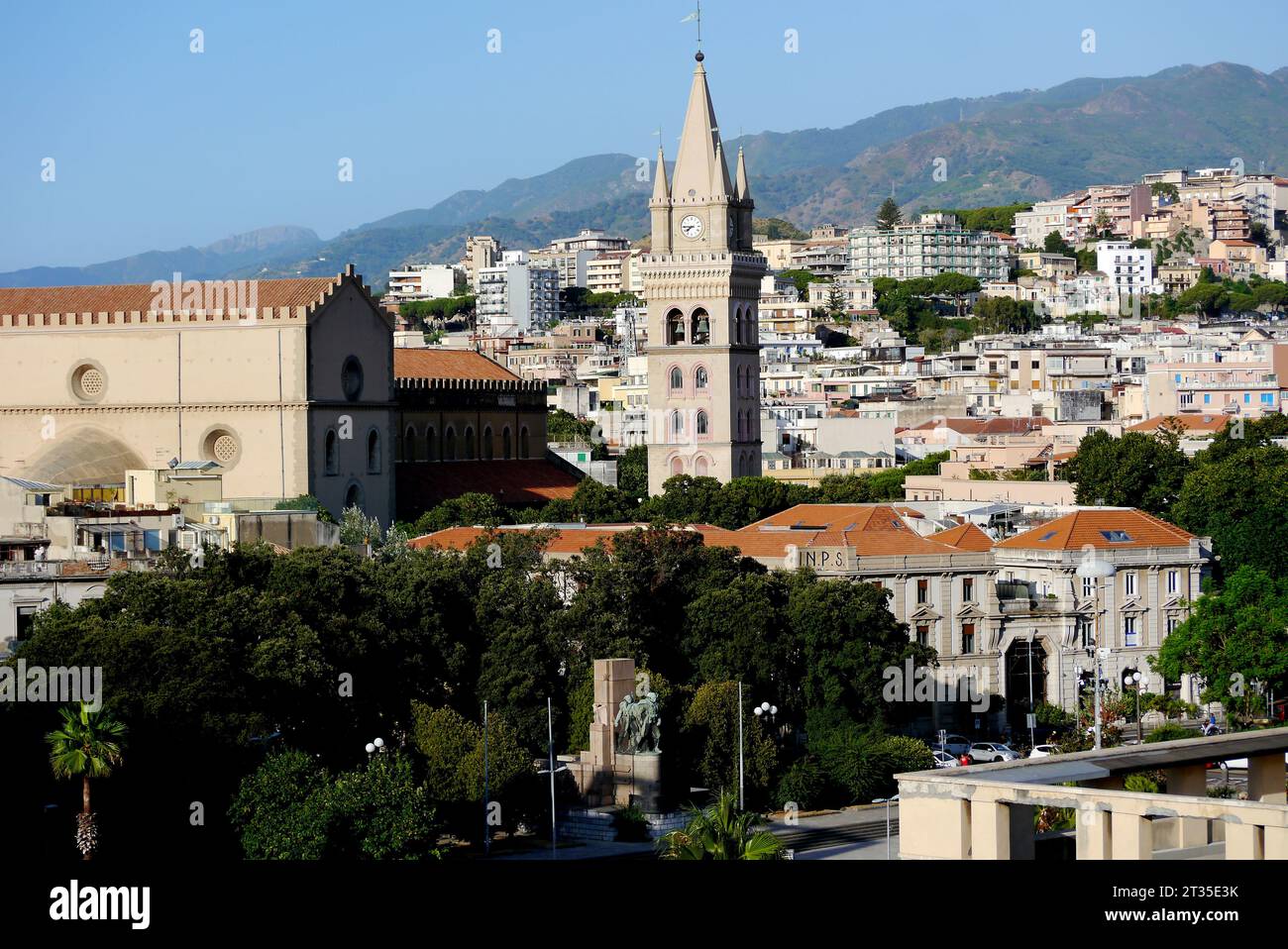 Der Glockenturm der Basilika Cattedrale di Santa Maria Assunta in Messina, Sizilien, Italien, EU. Stockfoto