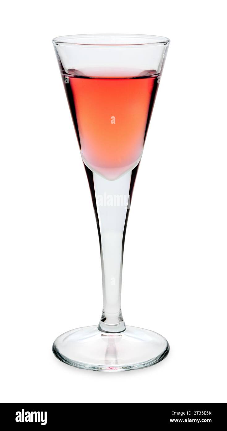 Rosolio-Likör, destilliert aus Rosen in geschossenem Glas, isoliert auf weiß, mit Beschneidungspfad im Preis inbegriffen Stockfoto