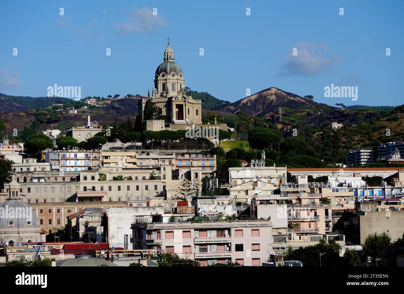Die Kuppel des Votivtempels Christi des Königs (Tempio Votivo di Cristo Re) steht über Messina, Sizilien, Italien, EU. Stockfoto