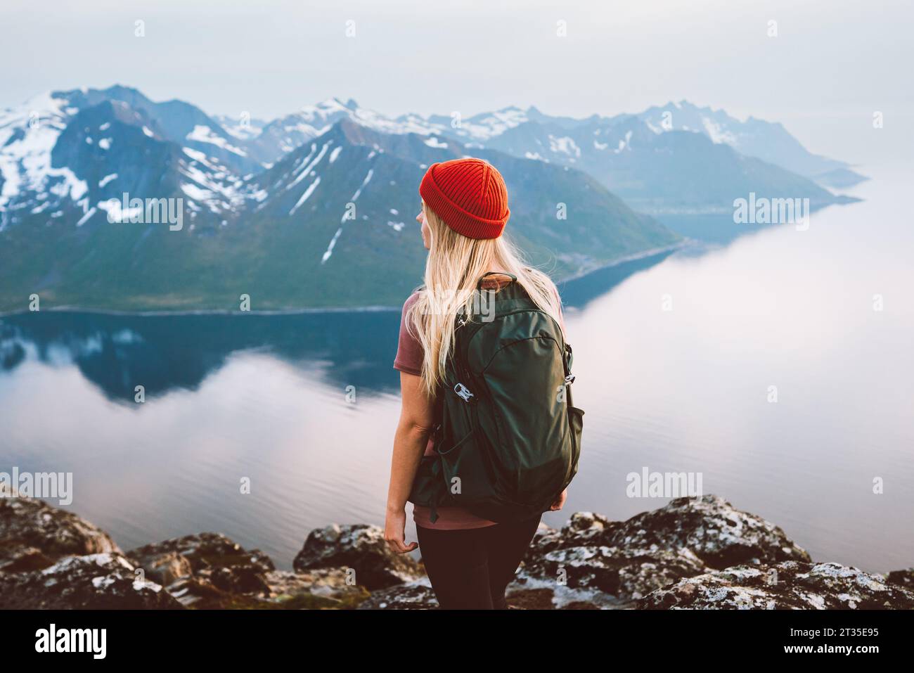 Frau, die in Norwegen reist Mädchen alleine Wandern im Freien mit Rucksack in die Berge eintauchen Aussicht und leben die Abenteuer Urlaub und gesunde Lebensweise Stockfoto