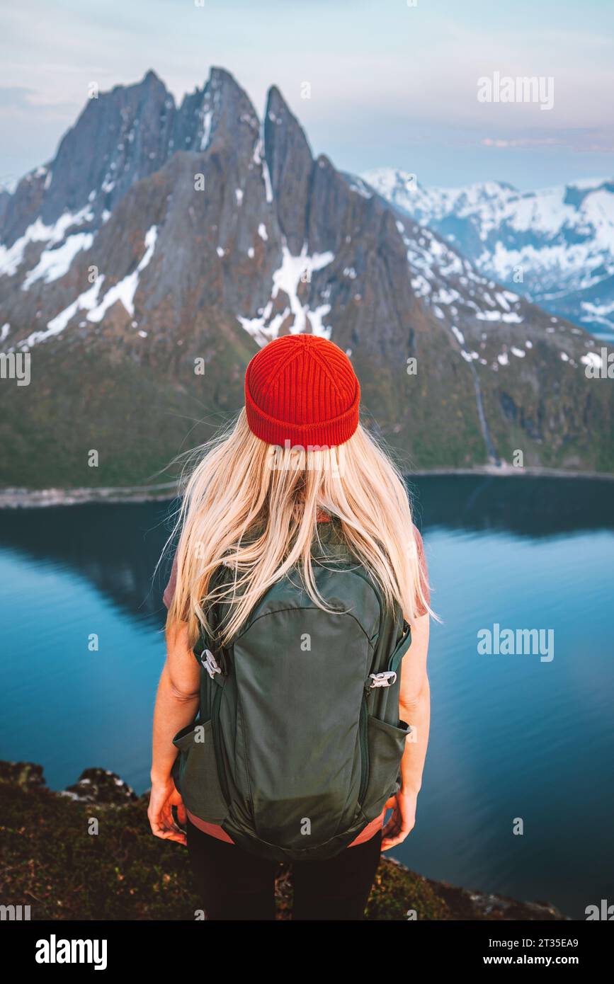 Blonde Reisender Frau mit Rucksack Wandern im Freien in Norwegen aktiv gesunde Lebensstil Mädchen genießen Berge sehen Abenteuer Urlaub Stockfoto