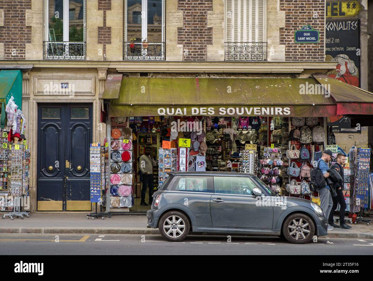 Souvenirladen im Quai Saint Michel im Arrondissement 5 von PARIS - 29. APRIL 2019 Stockfoto