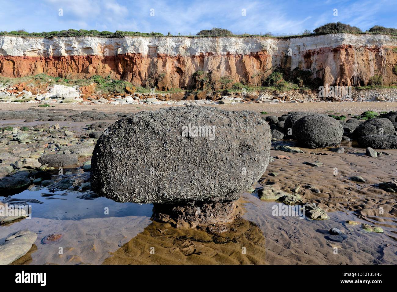 Rot-weiß gestreifte Klippen (Karstein und Kreide) in hunstanton, norfolk Stockfoto