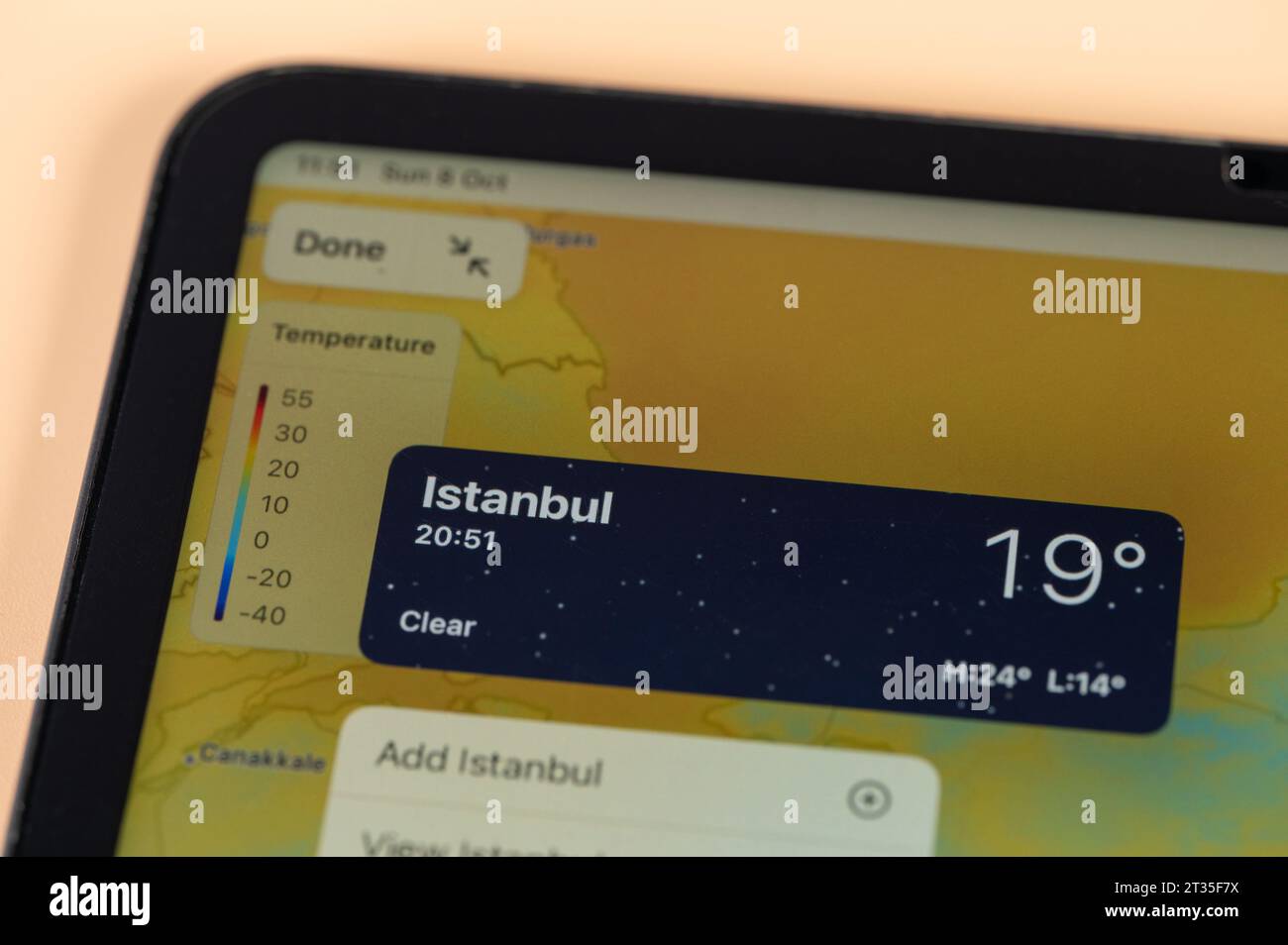 New York, USA – 8. Oktober 2023: Überprüfung der Temperatur außerhalb von Istanbul mit der Online-App ipad Tablet-Bildschirm Nahansicht Stockfoto
