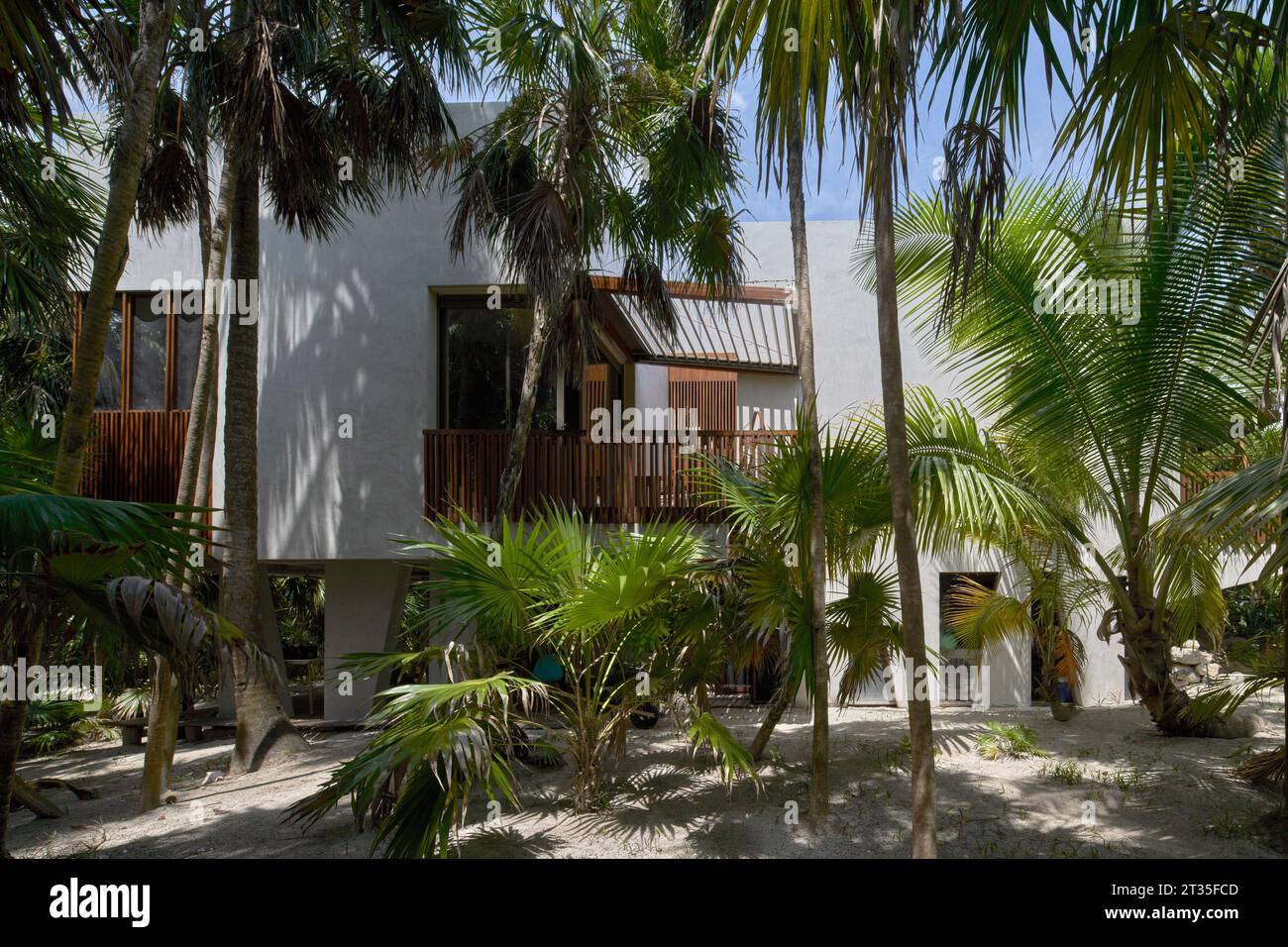 Blick auf das Haus von der Seite. Ferienhaus Tulum - Casa Uh K aay, Tulum, Mexiko. Architekt: Gantous Arquitectos, 2023. Stockfoto