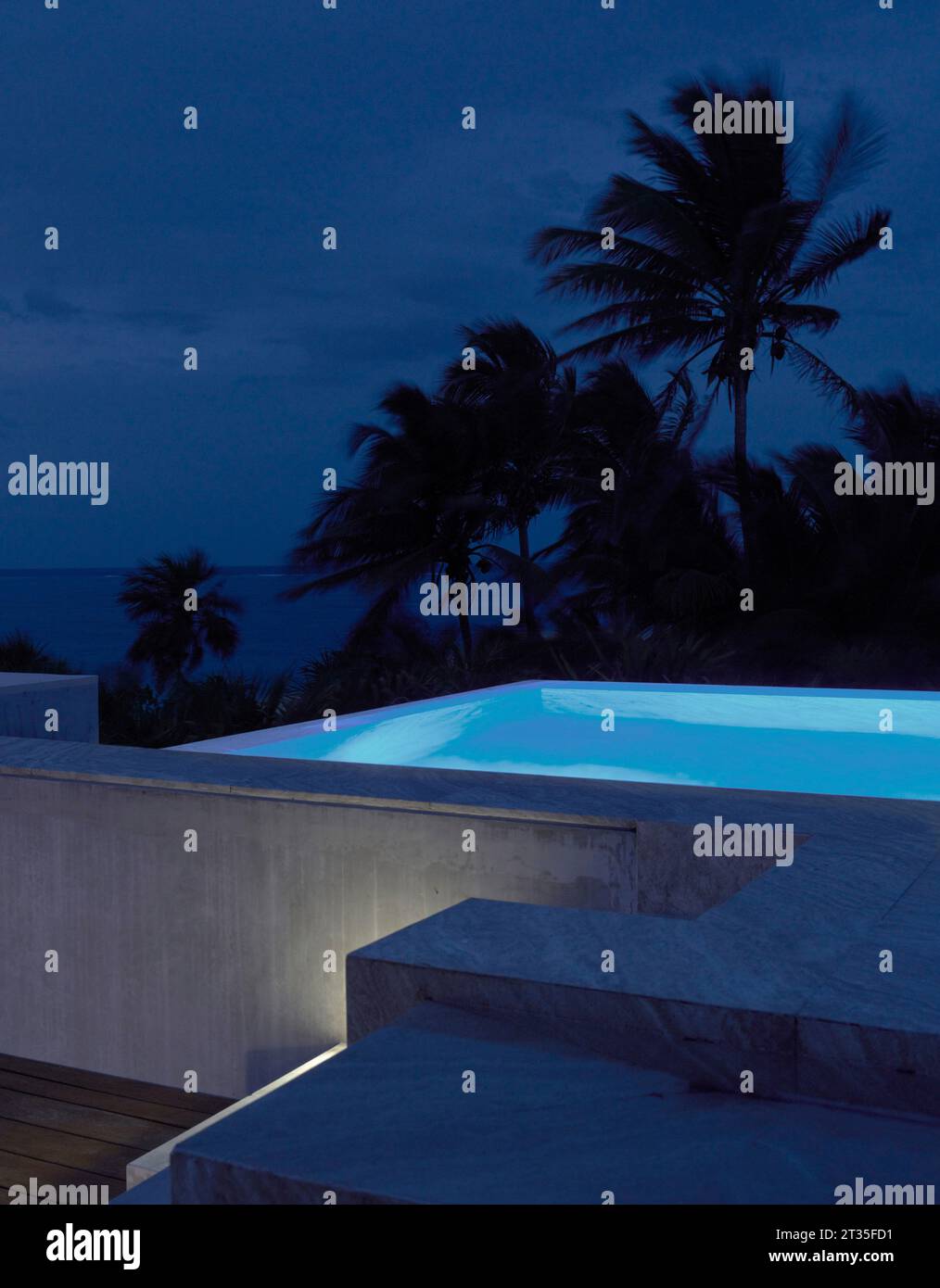 Blick auf die Dachterrasse bei Nacht. Ferienhaus Tulum - Casa Uh K aay, Tulum, Mexiko. Architekt: Gantous Arquitectos, 2023. Stockfoto