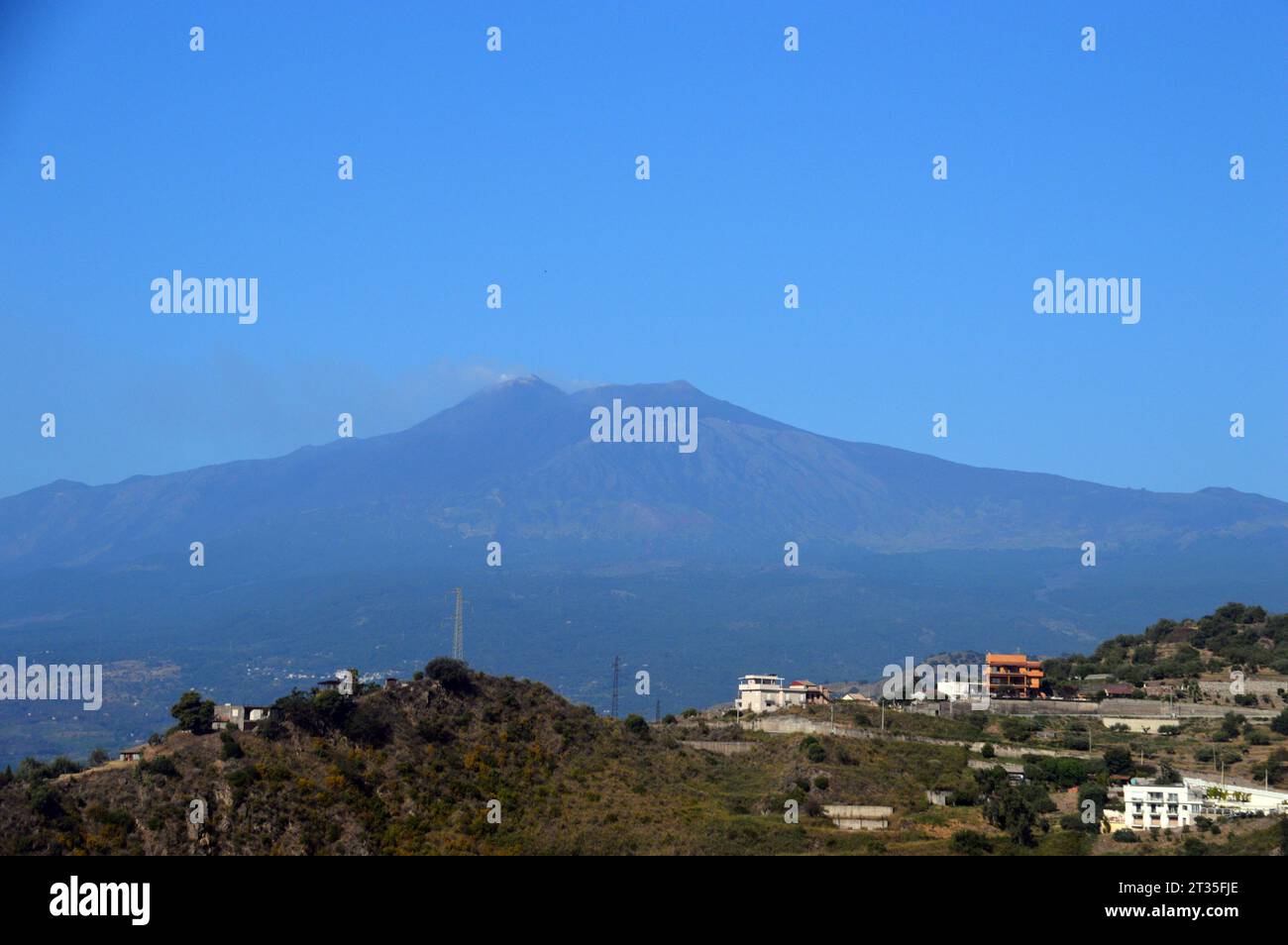 Der Ätna (Mongibello) ist ein aktiver Vulkan aus dem Dorf Taormina in Sizilien, Italien, EU. Stockfoto