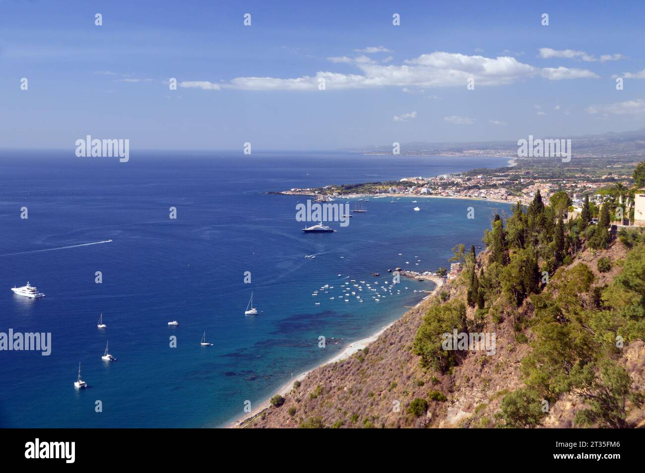 Strand und Hafen in der Bucht von Giardini Naxos aus dem Dorf Taormina in Sizilien, Italien, EU. Stockfoto