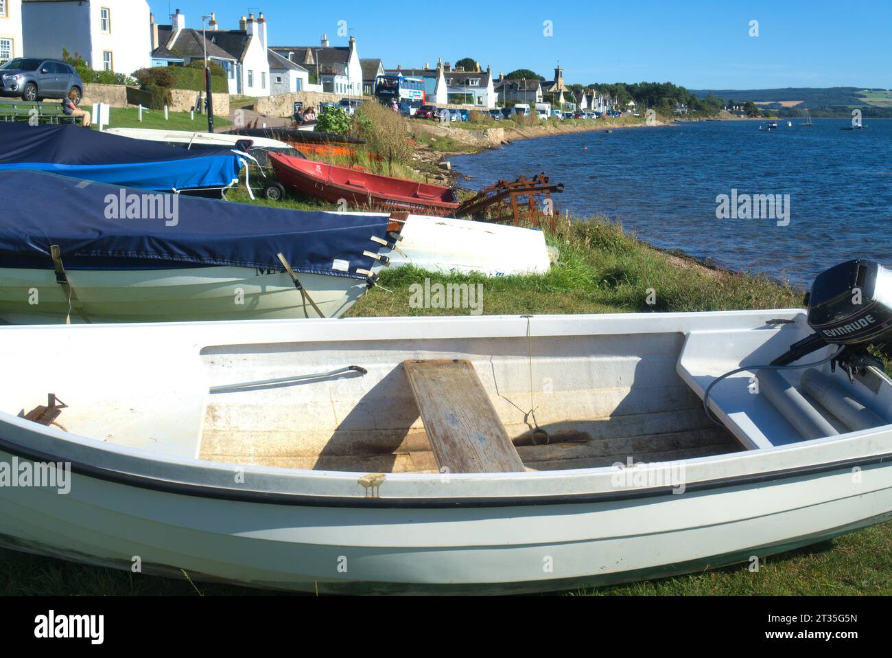 Blick nach Süden von der historischen Küste entlang der Küste der berühmten Findhorn Bucht. Boote in der Bucht, Gezeiten voll. Flussmündung auf Moray Firth, Highland, Schottland, Großbritannien Stockfoto