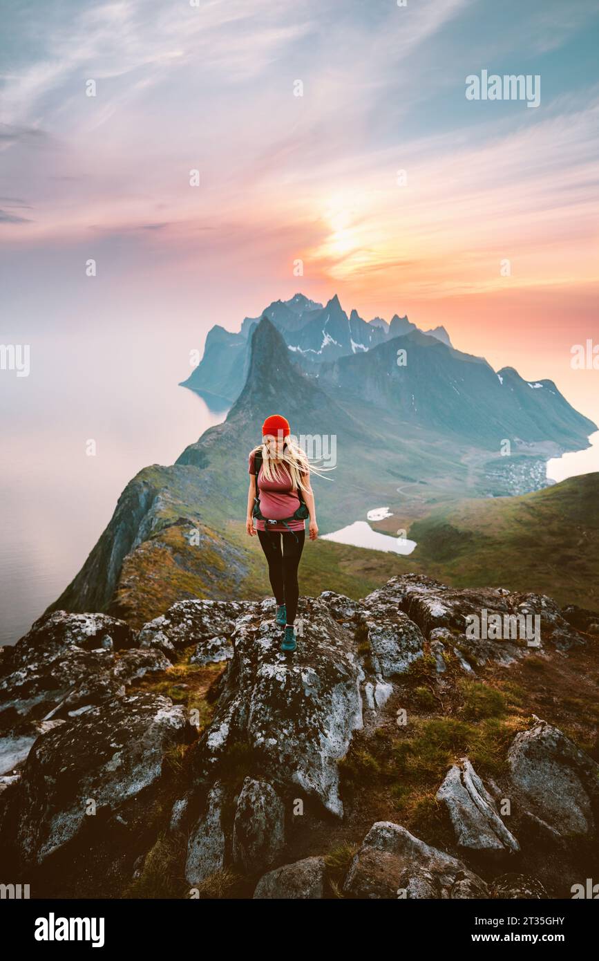 Frau Wandern allein Reisen in Norwegen Outdoor aktiv Sommerurlaub gesunde Lebensstil Mädchen Wanderer mit Rucksack erkunden Sonnenuntergang Berge Stockfoto