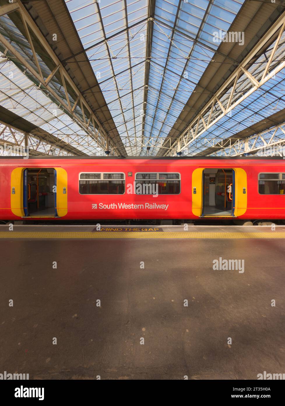 Die South Western Railway ist ein britisches Zugunternehmen im Besitz der FirstGroup und der MTR Corporation, das die South Western Franchise betreibt Stockfoto