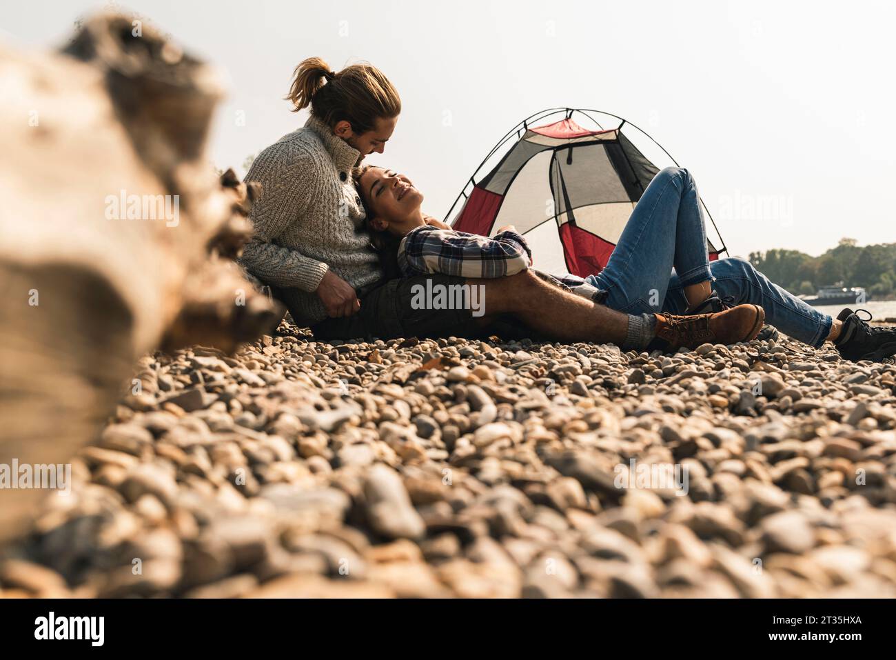 Glückliches junges paar Entspannung in einem Zelt am Flußufer Stockfoto