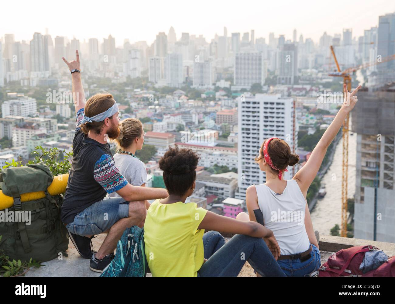 Freunde mit Blick auf die Stadt von der Dachterrasse Stockfoto