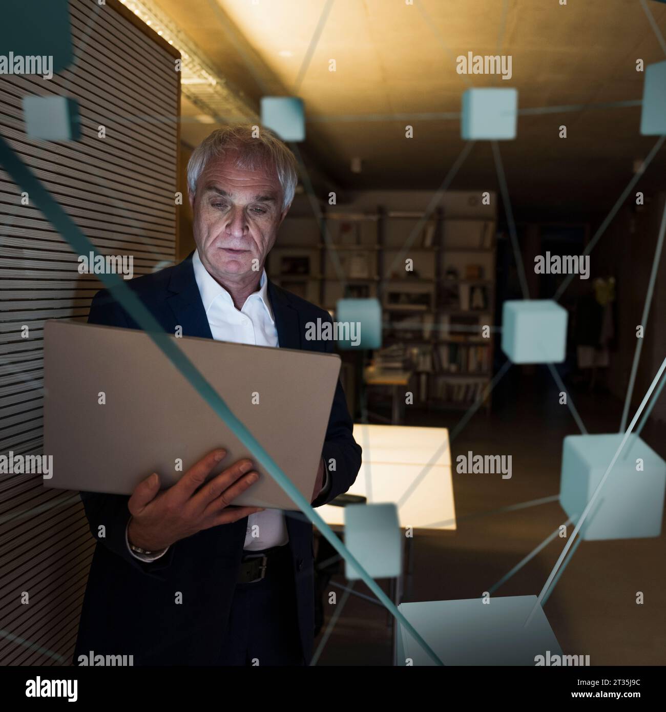 Digitales Composite-Bild eines Geschäftsmannes mit Laptop im Büro Stockfoto