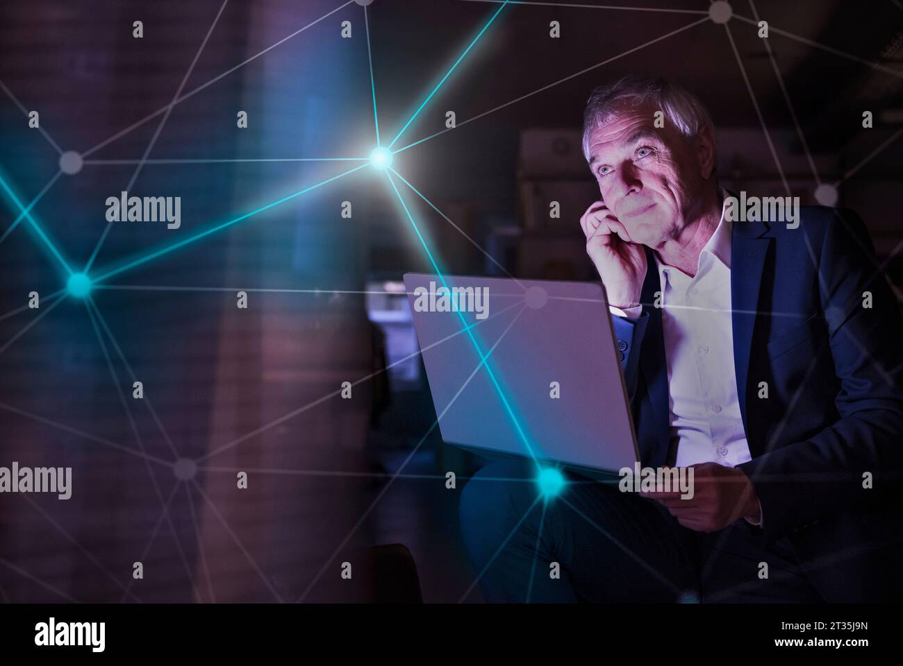 Digitales Composite-Bild von Connecting Dots und durchdachtem Geschäftsmann mit Laptop im Büro Stockfoto