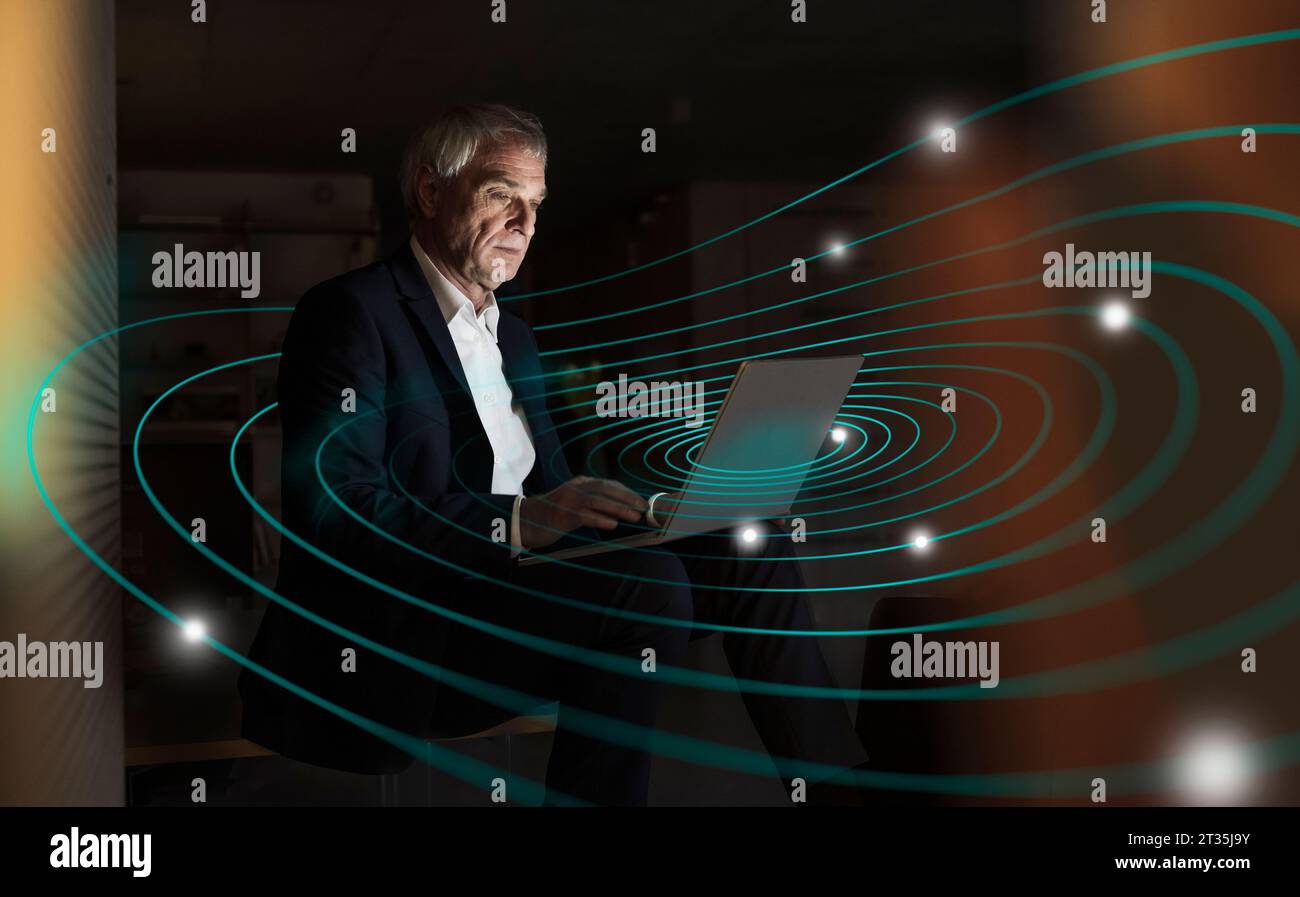 Digitales Composite-Bild eines leitenden Geschäftsmannes mit Laptop mit futuristischem Netzwerk Stockfoto