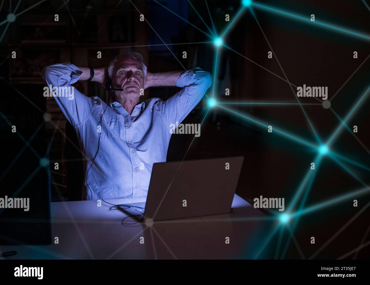 Digitales Composite-Bild von Connecting Dots und müdem Geschäftsmann mit Laptop im Büro Stockfoto