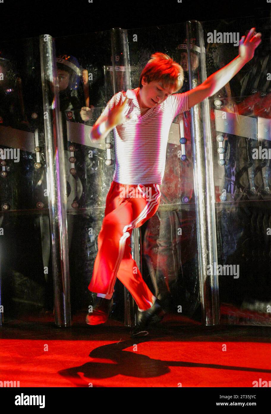 James Lomas (Billy) in BILLY ELLIOT im Victoria Palace Theatre, London SW1 11/05/2005 Musik: Elton John Buch & Text: Lee Hall Set Design: Ian MacNeil Kostüme: Nicky Gillibrand Beleuchtung: Rick Fisher Choreografie: Peter Darling Regisseur: Stephen Daldry Stockfoto