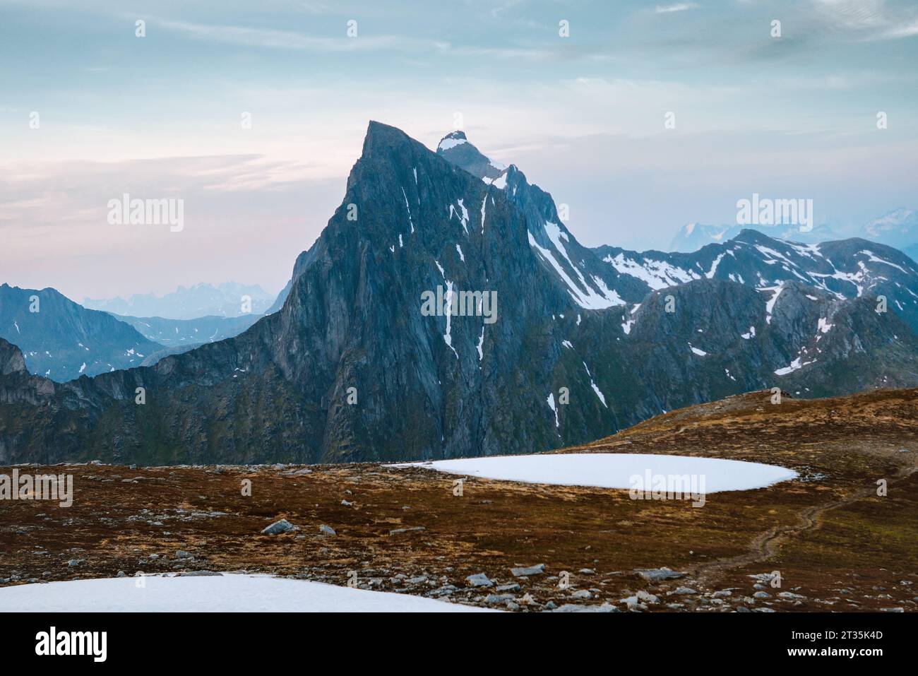 Berge Landschaft in Norwegen Senja Insel Aussicht Reise schöne Ziele Wildnis Landschaft skandinavische Natur Stockfoto