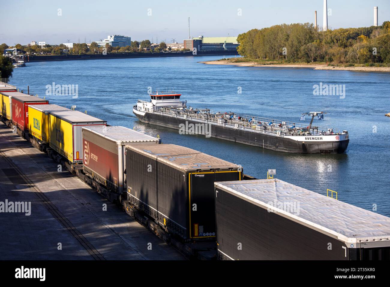 Frachtschiff, das in den Rheinhafen Niehl einfährt, LKW-Anhänger stehen am Westkai-Terminal, Köln, Deutschland. Frachtschiff faehrt in den Niehler Hafen, Stockfoto