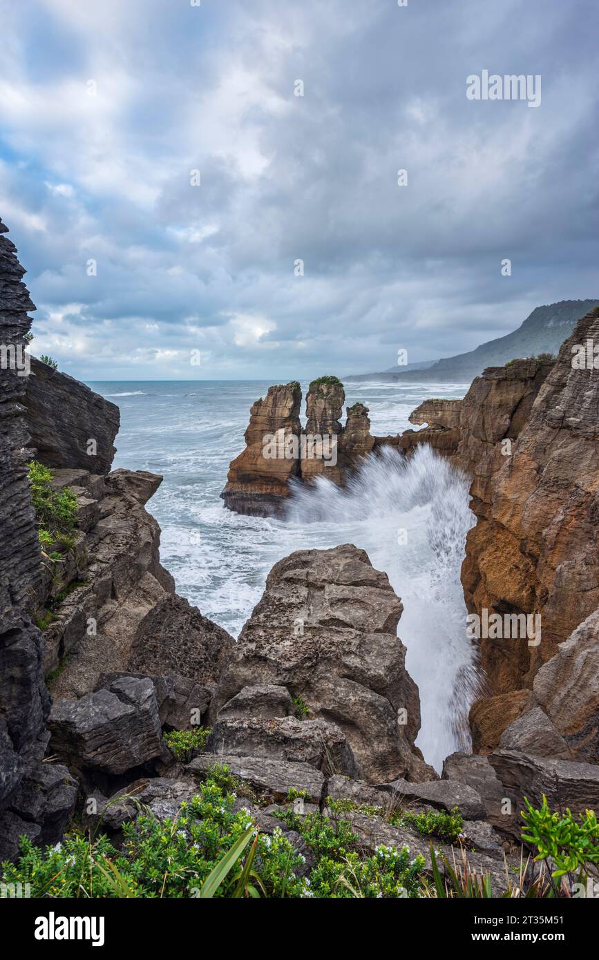 Neuseeland, Südinsel Neuseeland, Wolken über Pancake Rocks am Dolomite Point im Paparoa Nationalpark Stockfoto