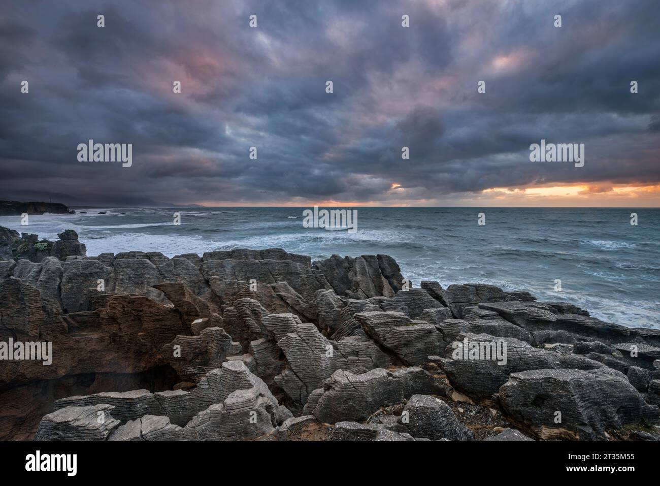 Neuseeland, Südinsel Neuseeland, Sturmwolken über den Pancake Rocks am Dolomite Point im Paparoa Nationalpark Stockfoto