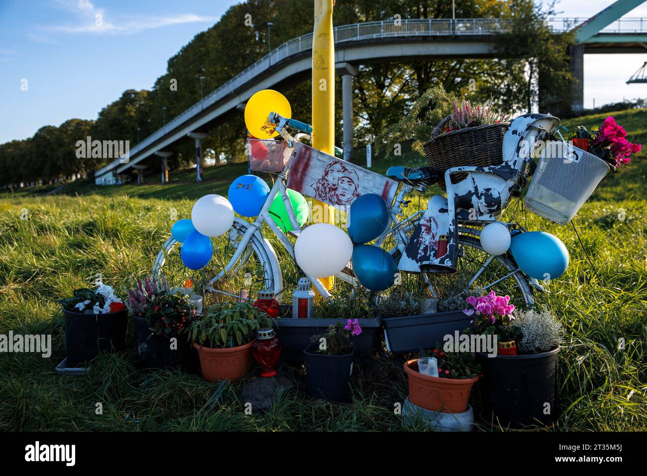 Das dekorierte Fahrrad im Niehler Hafen erinnert an eine junge Frau und ihren Sohn, die an diesem Ort im November 2021 in Köln ermordet wurden. Geschm Stockfoto