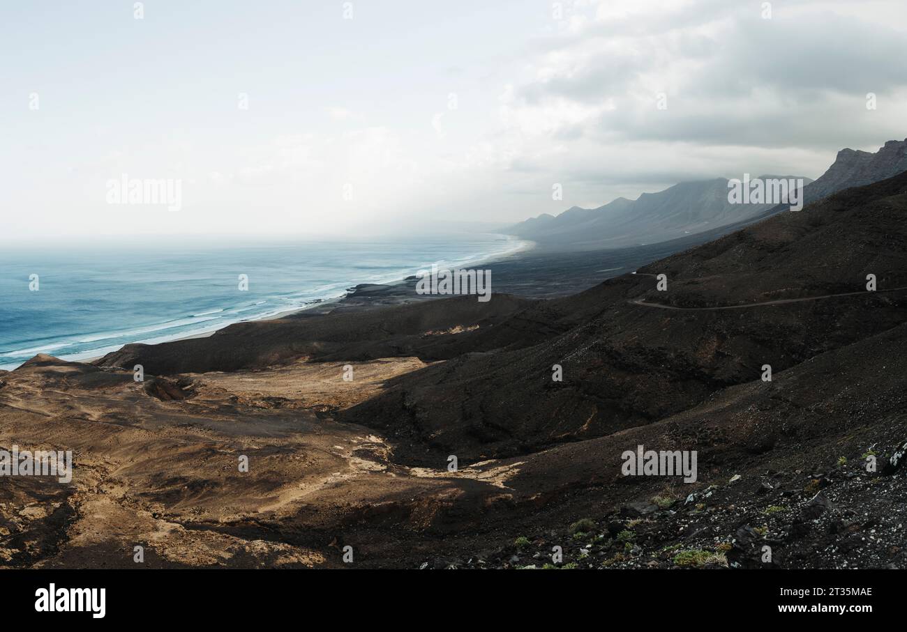 Dramatische Landschaft vor dem Meer auf Fuerteventura Stockfoto