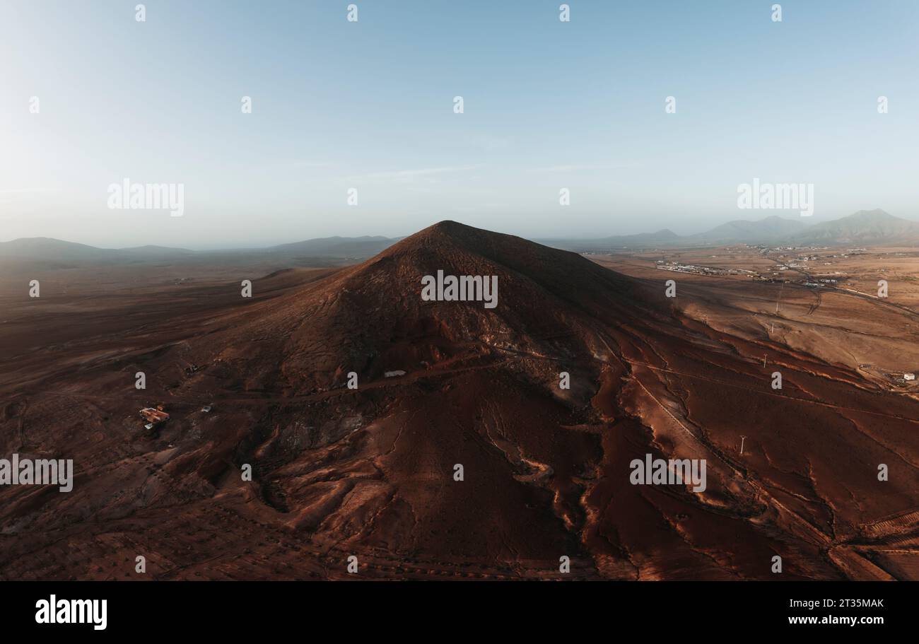 Vulkanischer Berggipfel vor dem Himmel auf Fuerteventura Stockfoto
