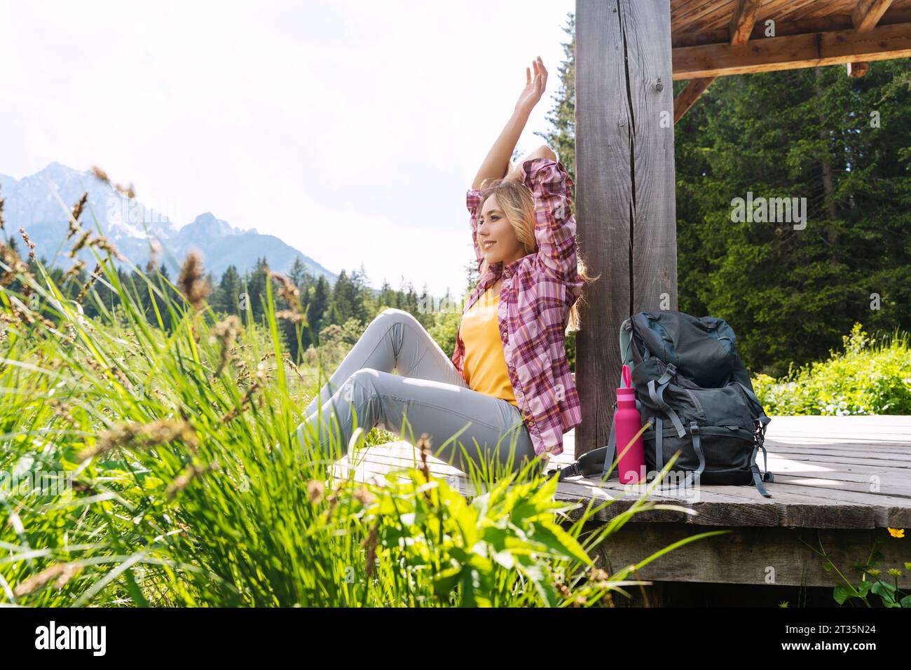 Backpacker, der sich auf der Holzpromenade im Zelenci Nature Reserve entspannt Stockfoto