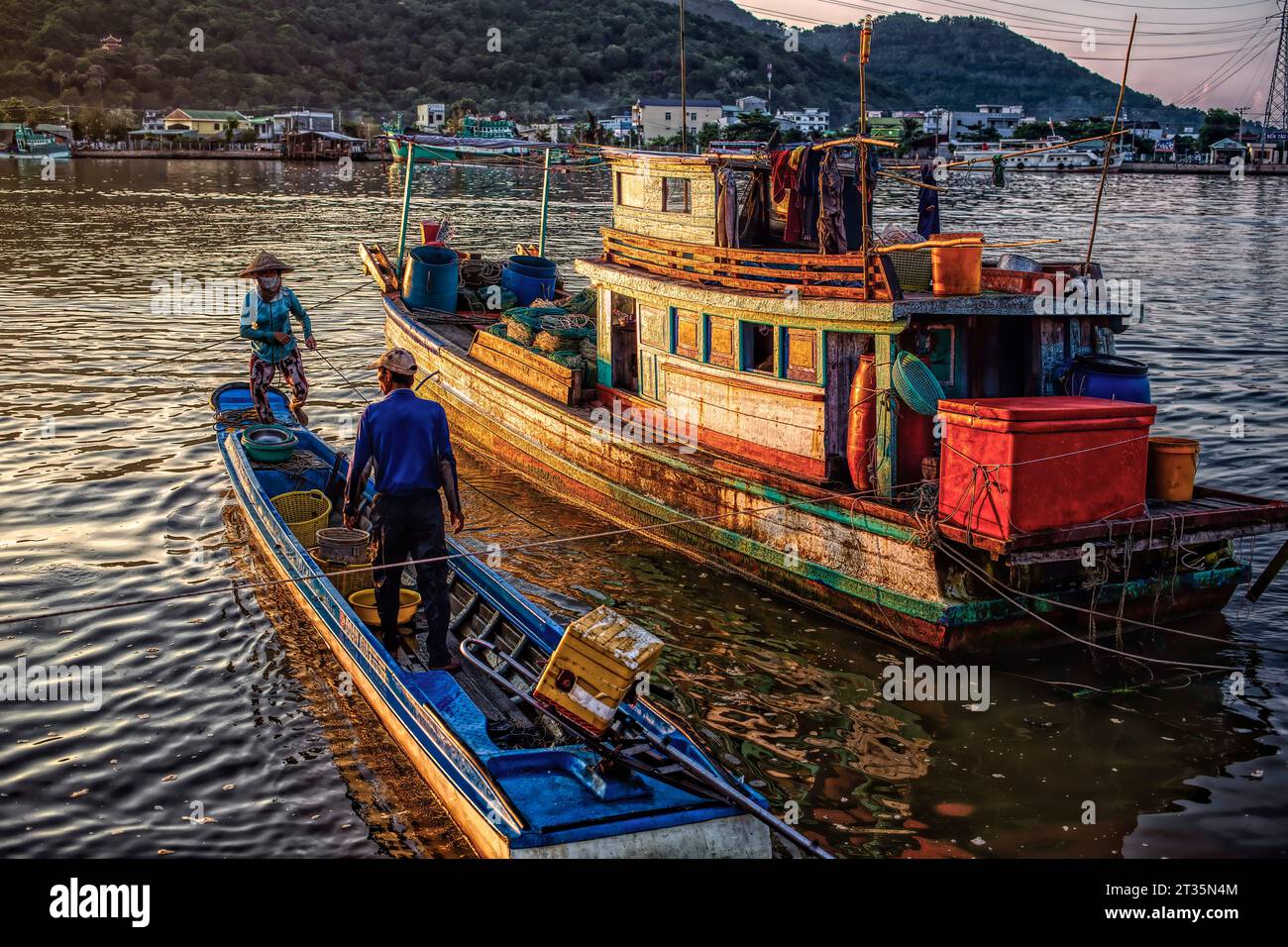 Hà Tiên, Vietnam. August 2014. Fischer auf dem Fluss Chau in Hà Tiên, Provinz Kiên Giang im Mekong-Delta in Südvietnam. Stockfoto