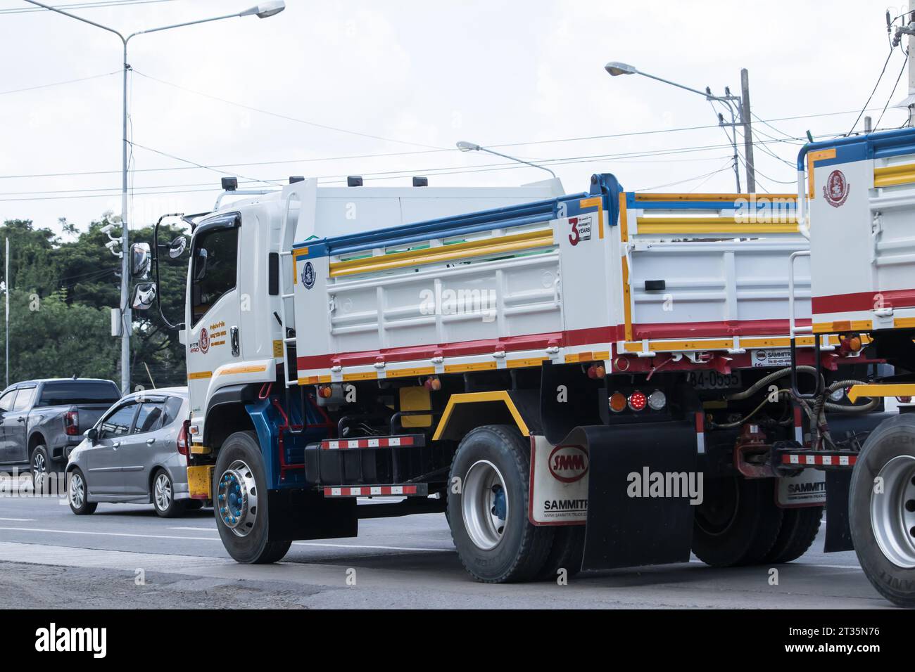 Chiangmai, Thailand - 22. Aug. 2023: Hino Dump Truck der Payawan Transport Company. Foto an der Straße Nr. 121, etwa 8 km von der Innenstadt von Chiangmai, Thail Stockfoto