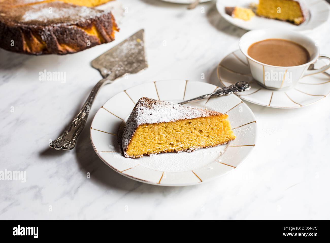 Scheibe glutenfreier Orangenkuchen und Tasse Kaffee Stockfoto