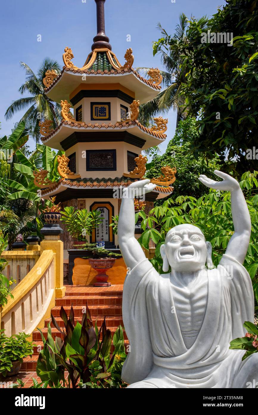 Hà Tiên, Vietnam. August 2014. Der buddhistische Tempel SAC Tu Tam Bao Tu in Hà Tiên, Provinz Kiên Giang im Mekong-Delta in Südvietnam. Stockfoto