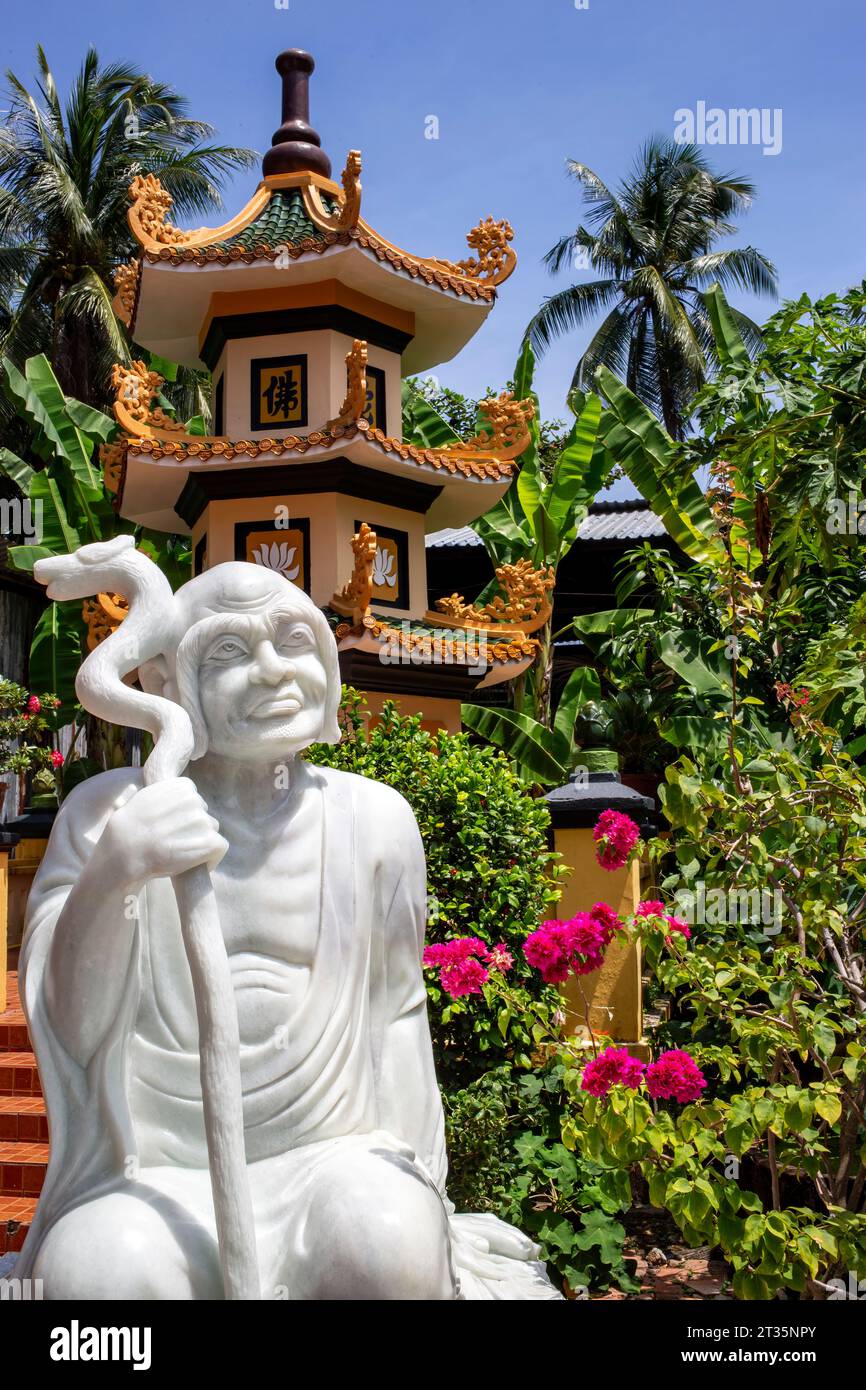 Hà Tiên, Vietnam. August 2014. Der buddhistische Tempel SAC Tu Tam Bao Tu in Hà Tiên, Provinz Kiên Giang im Mekong-Delta in Südvietnam. Stockfoto