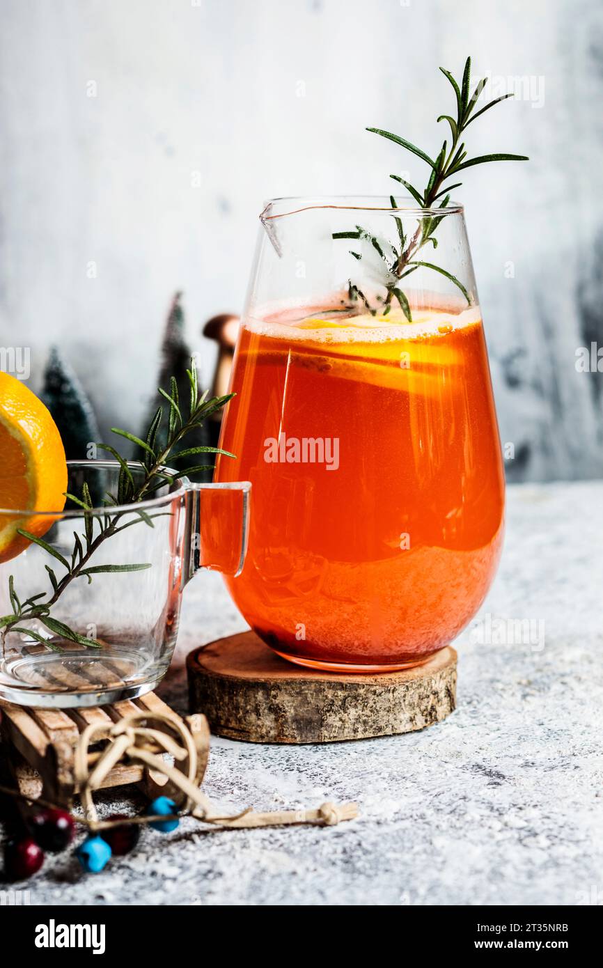 Aperitif mit Orangensaft und Weißwein in Karaffe Stockfoto